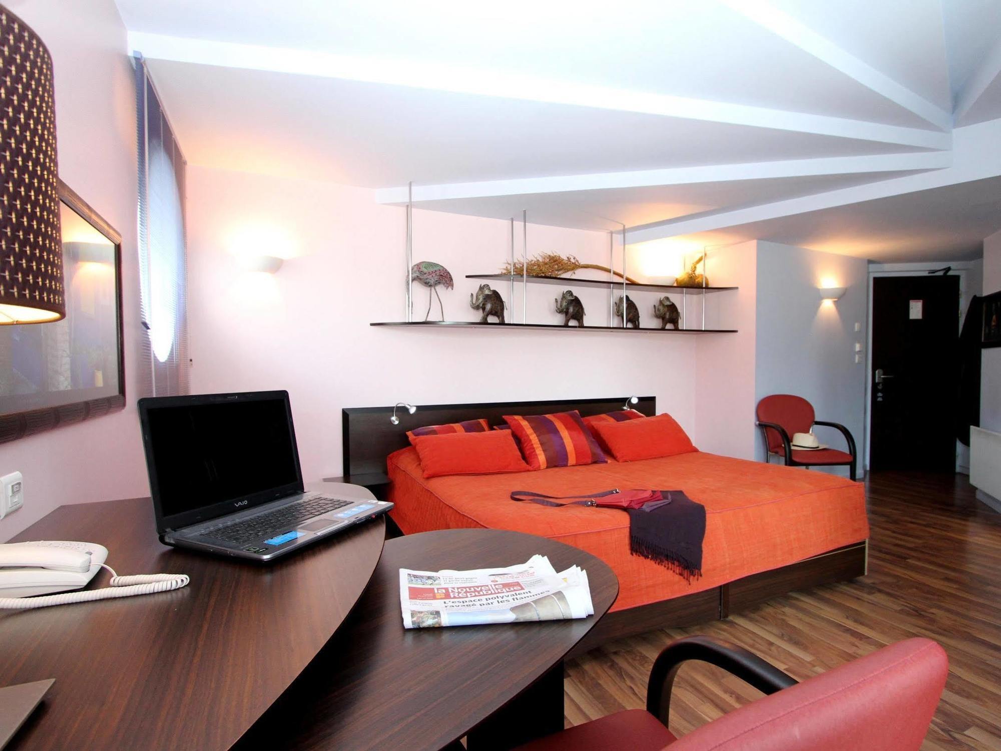 Logis Hotels Le Saint Georges วอนดูม ภายนอก รูปภาพ
